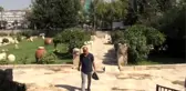 Gönüllü ressam, duvarları renklendiriyor
