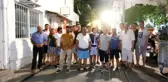 Mahalleli, evlerin kapılarını zorlayan kişi nedeniyle sopalarla nöbet tutuyor