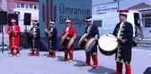 Ümraniye Belediye Başkanı Yıldırım, çocuklarla kulaç attı