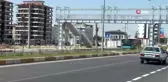 Adıyaman'da şaşırtan üst geçit... Geçidin bir ayağı tarlaya diğer ayağı oto galerinin bahçesine...