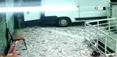 Ticari araçla hırsızlığa geldiler, alarm çalınca hızla kaçtılar...O anlar kamerada
