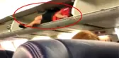 Uçağa binenler hostesi bagaj bölmesinde görünce gözlerine inanamadı