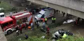 Otomobil TEM otoyolunda viyadükten uçtu: 3 yaralı