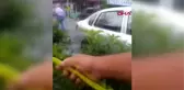 ARNAVUTKÖY'DE RÖMORK ÜZERİNDEKİ ALEV TOPUNA DÖNEN SAMAN BALYALARINI AHIRDAN BÖYLE UZAKLAŞTIRDILAR.