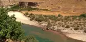 Botan Çayı'na düşen kamyonet çıkarıldı