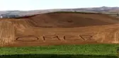 Kardeşinin hatırasını ismini tarlaya yazarak yaşatıyor