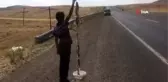 Okul harçlığını çıkarmak için derelerden tuttuğu balıkları yol kenarında satıyor