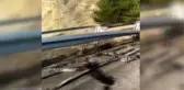 Bariyerlere çarpan süt tankeri yandı