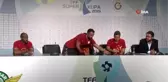 Fatih Terim ve futbolculardan basın toplantısı sırasında kutlama