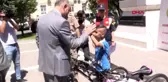KAHRAMANMARAŞ TRAFİKTE ANNE VE BABALARINA VERDİKLERİ NOT BİSİKLET KAZANDIRDI