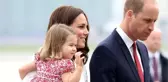 Düşes Kate Middleton'ın kızı 4 yaşındaki Prenses Charlotte, kalabalığa dil çıkardı