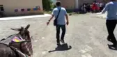 ERZİNCAN EŞEKLE KÖYLERİ GEZİP ÇOCUKLARA KİTAP VE KIRTASİYE MALZEMESİ DAĞITTI