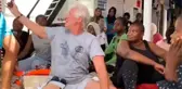 Hollywood'un yıldız oyuncusu Richard Gere, Akdeniz'de mahsur kalan göçmenleri ziyaret etti