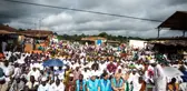 TDV, Abidjan'da bayram namazı sonrası Kur'an-ı Kerim dağıttı