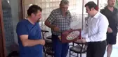 Tire Kaymakamı Tanrıseven'den sürücü ve yolculara Çikolata ı·kramı