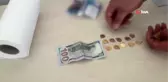Kuaförde saçlarını yıkatan arkadaşının çantasını boşalttı.
