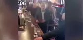 Ünlü dövüşçü, verdiği içkiyi reddeden yaşlı adamı yumrukladı