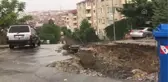 Sağanak sonrası sokaktaki yol çöktü