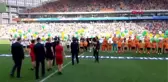 Uçağı tarlaya indiren Rus pilotlar ve kabin ekibi, futbol maçı öncesi alkışlandı