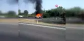 Yanan otomobilden yükselen dumanlar gökyüzünü kapladı