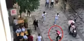 Taksim'de Afganistan ve Pakistan uyruklu kişiler kesici aletlerle birbirine girdi! Olay anı kameraya yansıdı