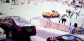 Kadıköy'de lüks cipin motosikletliye çarpıp kaldırıma çıktığı anlar kamerada