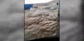 Sağanak yağış tarım işçilerinin çadırlarını sular altında bıraktı