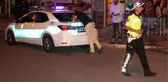 Otomobiliyle çarptığı kadın ölünce başını polis aracına dayayıp hüngür hüngür ağladı