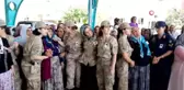 Şehidin eşi Şehit Yanık'ı üniforma ile karşıladı
