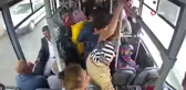 Rahatsızlanan kadın yolcuyu, yolcu dolu otobüsle hastaneye taşıdı