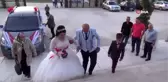 20 yıllık hayalini gerçekleştirdi, çok sevdiği eşine gelinlik giydirdi