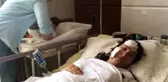 Bıçaklı saldırıya uğrayan anne bebeğini kucağına aldı