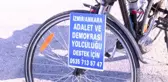 Menemen'de işten çıkarılan belediye işçisi, chp önünde eylem yaptı