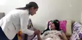 Milletvekili Derya Bakbak'tan eşi tarafından bıçaklanan kadına ziyaret