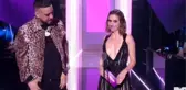 MTV Müzik Ödüllerinde sahneye çıkan French Montana, Alison Brie'nin dekoltesinden gözünü alamadı
