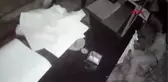 Sultangazi'de sürünerek hırsızlık yaparken kameraya yakalandı