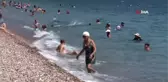 Antalya'da sıcaklık 39 dereceye dayanınca tatilciler sahillere akın etti