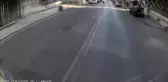 Bisikletten düşen kişiye otobüs sürücüsü yardım etti
