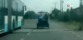 Seyir halindeki motosikletin üstünde oynayarak böyle yolculuk yaptılar