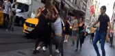 Dakikalarca kavga eden iki grup İstiklal Caddesi'ni savaş alanına çevirdi
