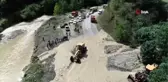 Sel ve heyelan vurdu, karayolunda uzun araç kuyrukları oluştu