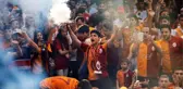 Radamel Falcao, sarı kırmızılı taraftarlara üçlü çektirdi!