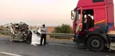 Tırın altına giren araç paramparça oldu: 1 ölü