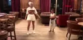 Antalya anne marie, minik hayranıyla karate yaptı