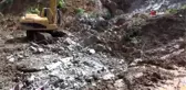istinat duvarının çökmesi sonucu toprak altında kalan 3 araçtan 2'si çıkartıldı