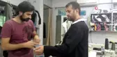 Muhtarlar siyah önlük giyip tiyatro bileti sattı