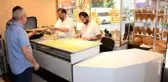 Bu kuyumcuya 'altın' almaya gelen 'ekmek' alıp çıkıyor
