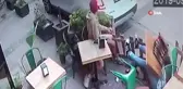 Kafede oturan iki gence araba böyle çarptı