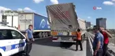 Küçükçekmece Basın Ekspres Yolu Papaz Köprüsünde iplik yüklü tırın dorsesi yanlış yüklemeden...