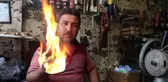 Geliştirdiği karışımla ayakkabıları yakarak boyuyor